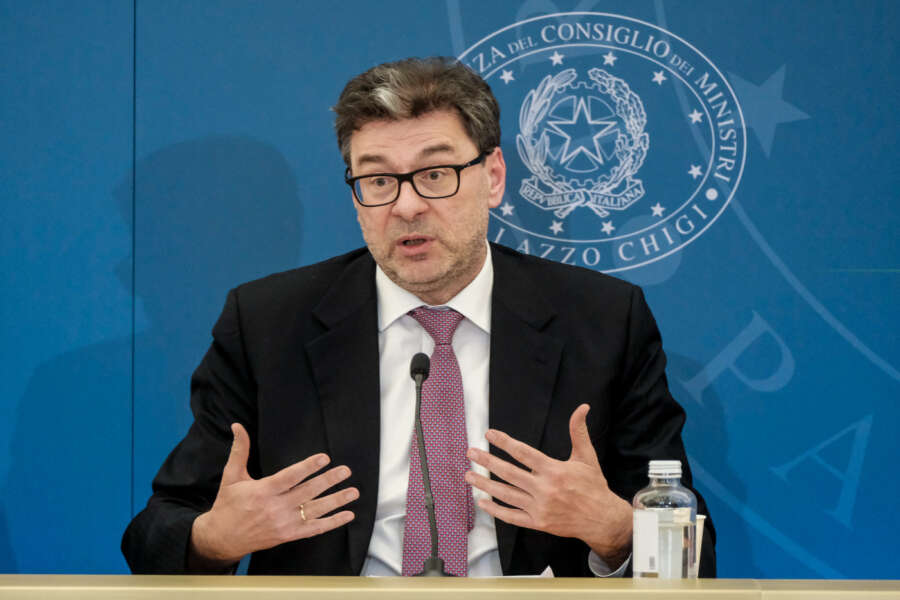 Niente tasse (o quasi) per chi fa figli, la proposta Giorgetti contro la denatalità: modello Ungheria di Orbán