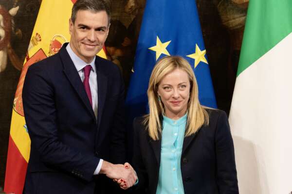 Migranti, Meloni tifa Sanchez e stoppa le domande dei giornalisti