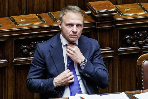 Lollobrigida non bada a spese: due milioni freschi per lo staff, poco meno per gli spot in tv. Calcio, rugby golf e volley sorridono, ma ora il governo deve giustificarsi