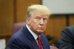 Trump, il caso senza precedenti: da detenuto a candidato alla Casa Bianca. La Costituzione tace, e si aspetta il verdetto della Corte Suprema