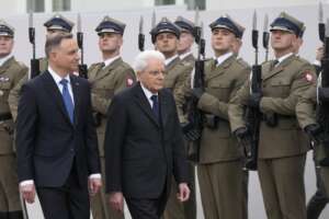 Mattarella a Cracovia: “Serve la difesa comune”, dal presidente una lezione di europeismo Mattarella a Cracovia: “Serve la difesa comune”, dal presidente una lezione di europeismo