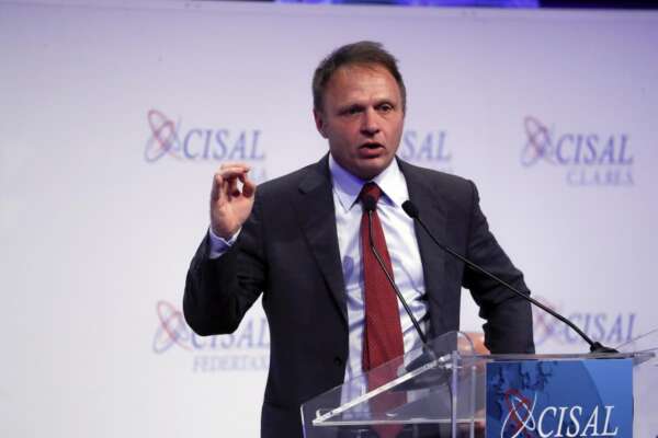 Cos’è la teoria della Grande Sostituzione Etnica, il complotto dell’estrema destra citato dal ministro Lollobrigida Cos’è la teoria della Grande Sostituzione Etnica, il complotto dell’estrema destra citato dal ministro Lollobrigida