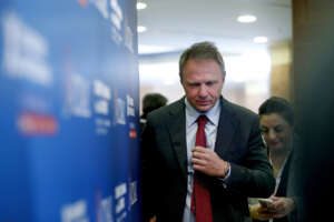 La “sostituzione etnica” di Lollobrigida, il sito del governo sbugiarda il ministro: è un “mito neonazista”