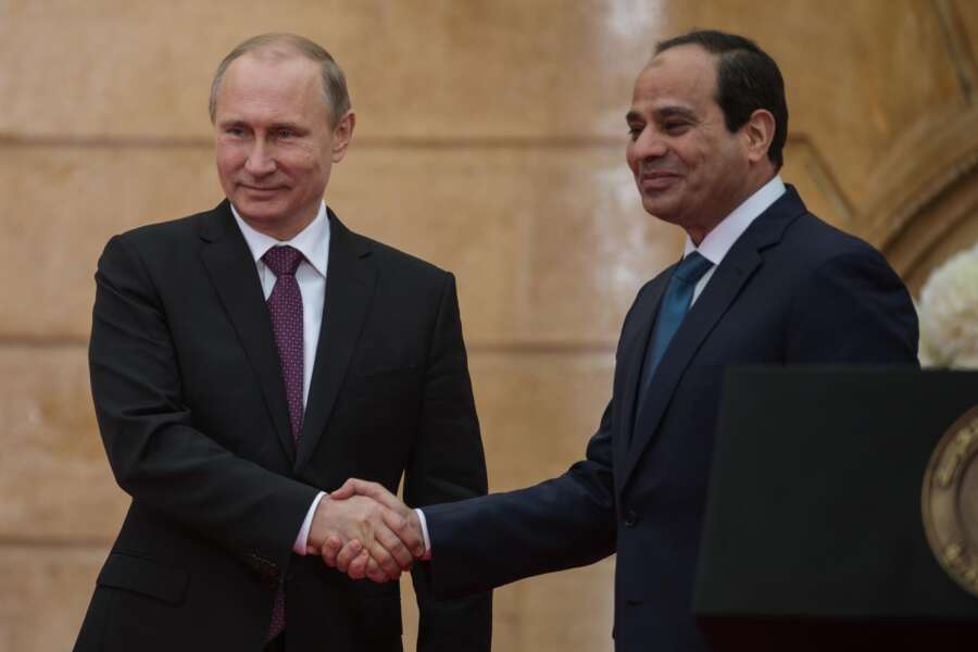(150210) — CAIRO, Feb. 10, 2015 (Xinhua) — The visiting Russian President Vladimir Putin(L) shakes hands with Egyptian President Abdel-Fattah al-Sisi at a joint press conference after their meeting in Koba Palace, Cairo, Egypt, on Feb. 10, 2015. Egyptian President Abdel-Fattah al-Sisi and his visiting Russian counterpart Vladimir Putin agreed on Tuesday to build a nuclear power station in Dabaa city in Egypt’s coastal Matrouh province. (Xinhua/Pan Chaoyue)