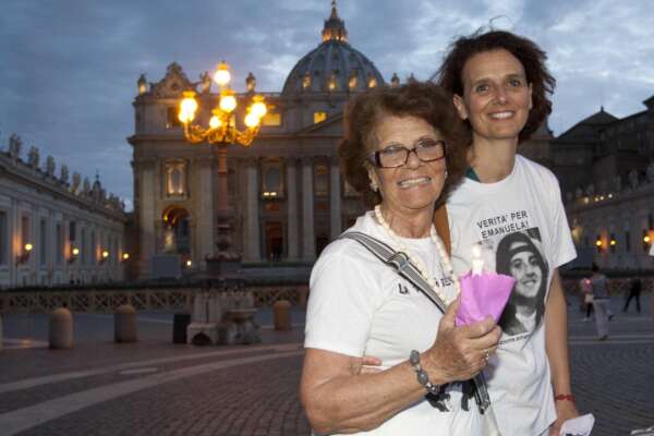 Nella foto: Maria Orlandi, madre di Emanuela e la sorella Federica