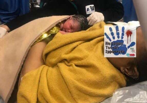 Va al pronto soccorso per dolori addominali e partorisce una bimba: “Non sapevo di essere incinta”