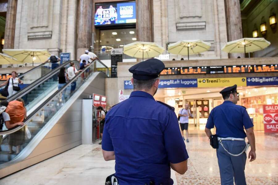 Violentata mentre aspetta il treno, fermato un 27enne: “Ore di terrore, picchiata e trascinata”