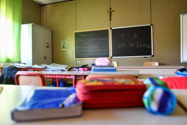 Fa pregare i bambini in classe, maestra sospesa con stipendio decurtato: “Mi sento messa in croce” Fa pregare i bambini in classe, maestra sospesa con stipendio decurtato: “Mi sento messa in croce”