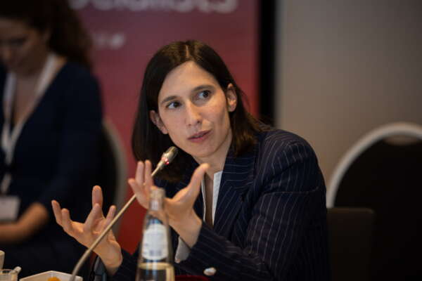 La puzza sotto il naso della sinistra: il Pd resta nel “salotto”, distrugge Facci e dipinge Fazio e Berlinguer come volontari a Lampedusa