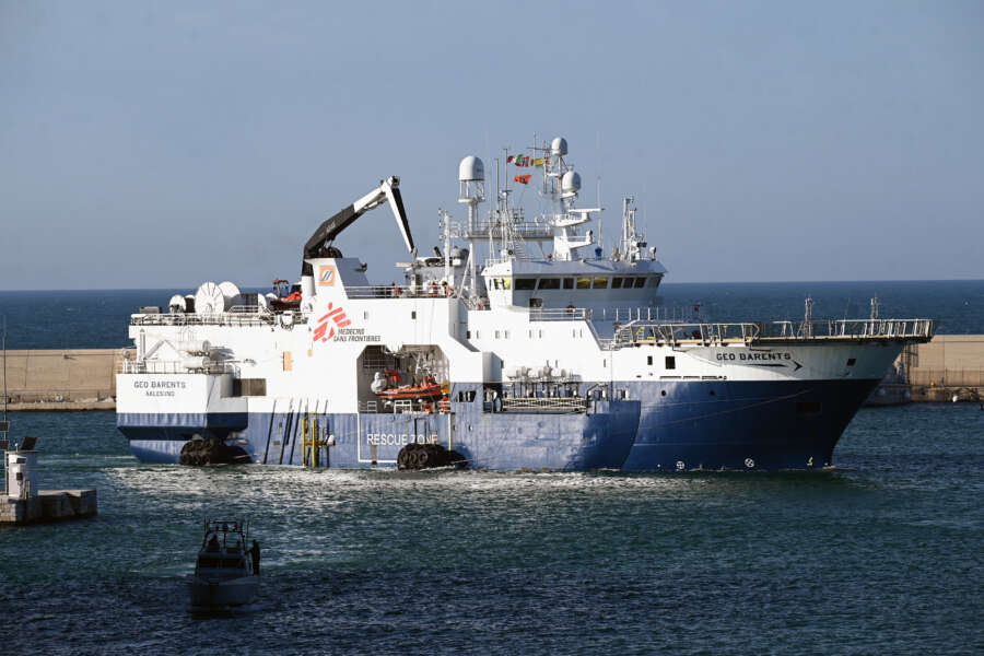La Geo Barents soccorre 500 migranti nella tempesta