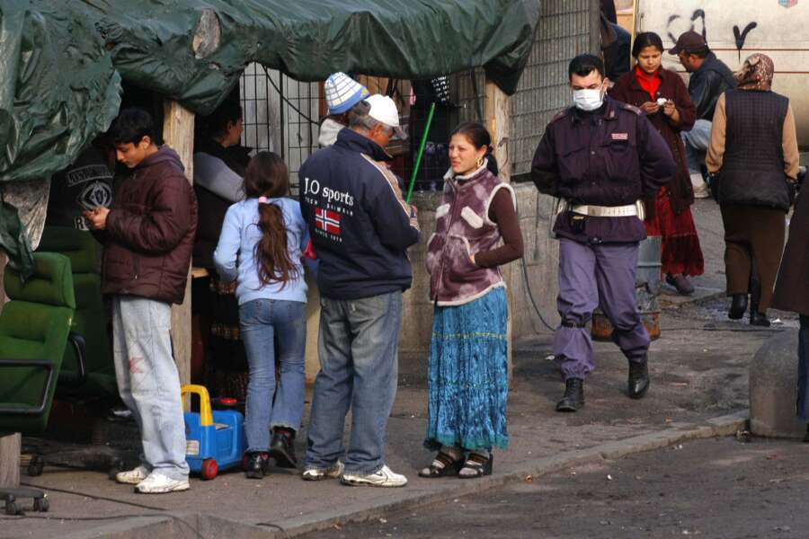 Borseggiatrici rom, la caccia alle ‘zingaracce’ con la scusa della ragione umanitaria: il giornalismo d’inchiesta italiano…