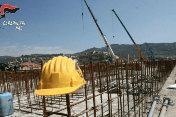 Operaio muore colpito da scarica elettrica, colleghi e datore lavoro inquinano tutto: “Un malore qui fuori”