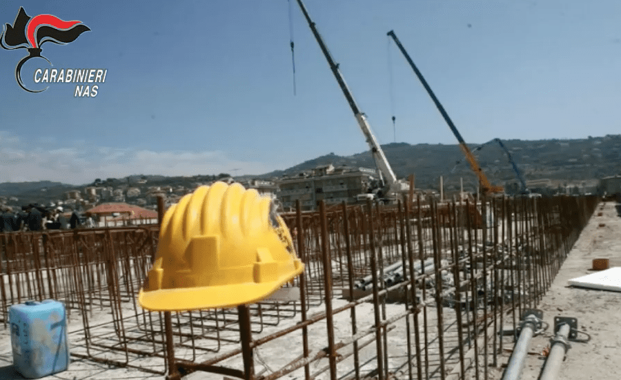 Operaio muore colpito da scarica elettrica, colleghi e datore lavoro inquinano tutto: “Un malore qui fuori”