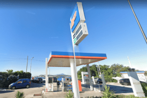 Spari al distributore, colpito giovane benzinaio: terrore a Pozzuoli, “10 euro grazie” poi rapina e reazione