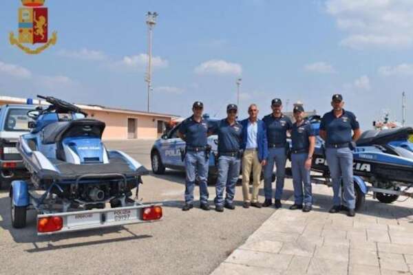 Piantedosi ordina ai poliziotti di Lecce corsi per moto d’acqua, poi le spedisce in Lazio: il cortocircuito del ministro