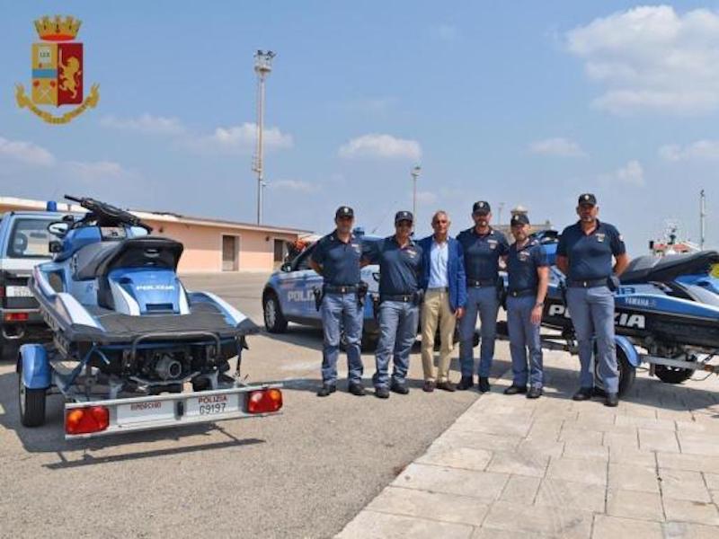 Piantedosi ordina ai poliziotti di Lecce corsi per moto d’acqua, poi le spedisce in Lazio: il cortocircuito del ministro