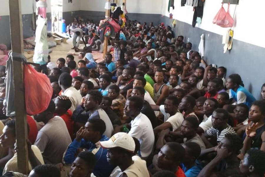 Come funziona il business degli sbarchi (bloccati): il labirinto e i bonifici da milioni di euro ai trafficanti di essere umani