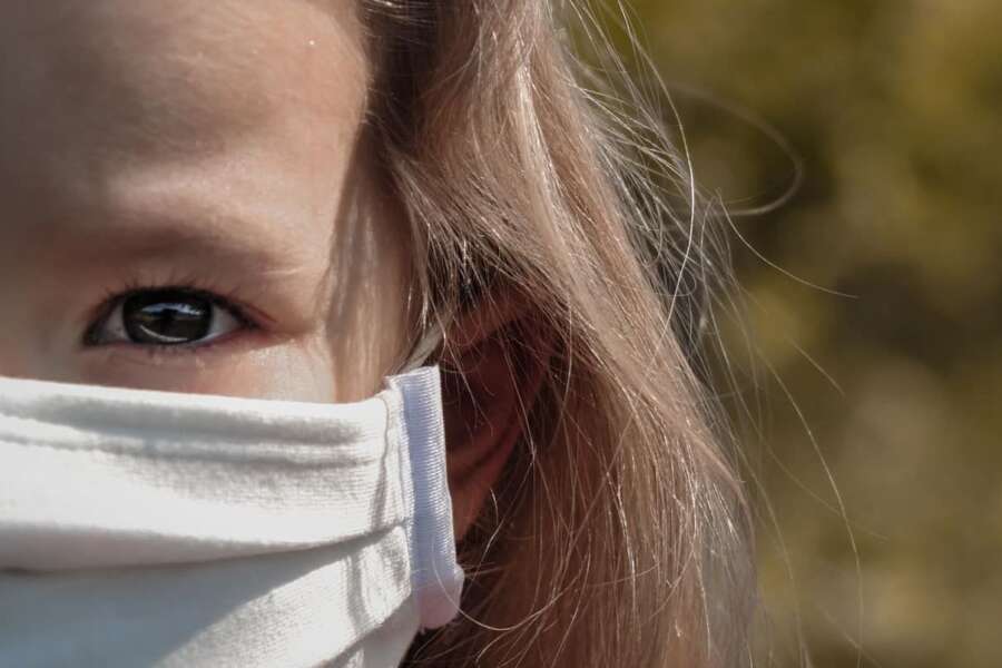 La variante Arturo arriva in Italia, quali sono i sintomi e i pericoli del “Covid che colpisce gli occhi dei bambini”