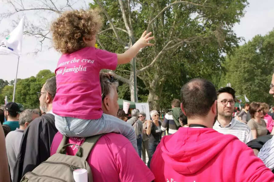 Attacco alle famiglie arcobaleno, ci mancavano solo i magistrati…