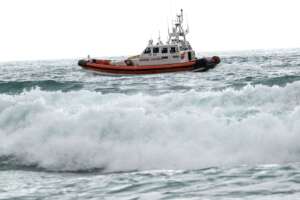 Trentadue migranti bloccati sull’isolotto di Lampione, tra questi una donna incinta: salvati con l’elicottero dalla Guardia Costiera