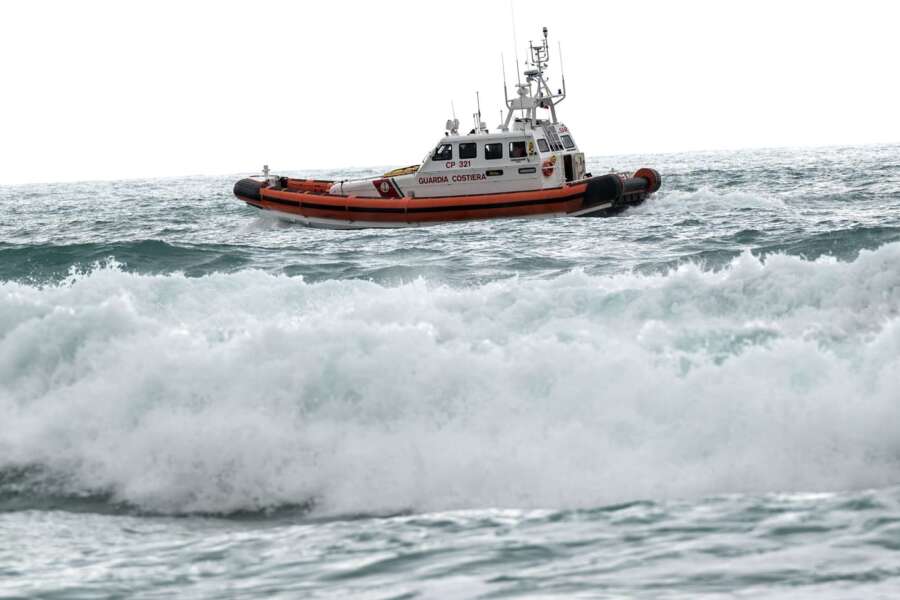 Trentadue migranti bloccati sull’isolotto di Lampione, tra questi una donna incinta: salvati con l’elicottero dalla Guardia Costiera
