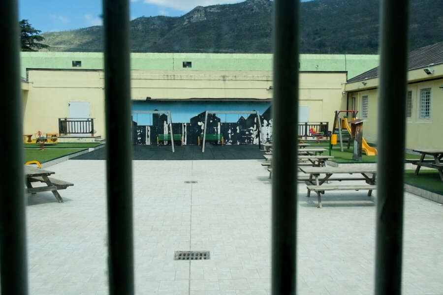 Bambini in carcere con le madri, una vita da reclusi: “Trattati come boss, Salvini venga a vedere come vivono”