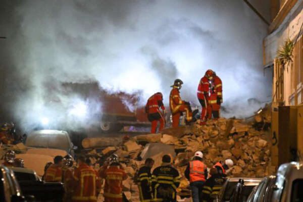 Crollo condominio a Marsiglia, le fiamme e l’esplosione: estratti feriti “ma ci aspettiamo vittime”