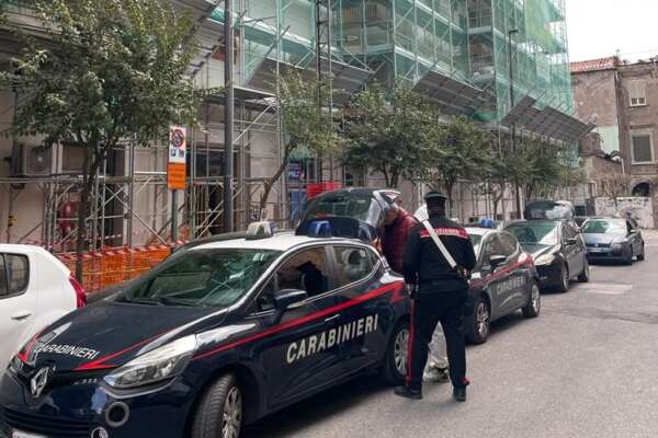 Cade da un montacarichi e precipita per 15 metri: giovane operaio gravissimo a Napoli