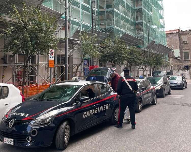 Cade da un montacarichi e precipita per 15 metri: giovane operaio gravissimo a Napoli