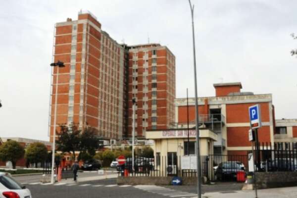 Precipita dal quarto piano, giallo sulla morte di una 22enne romana a Bosa: a casa con lei l’ex fidanzato