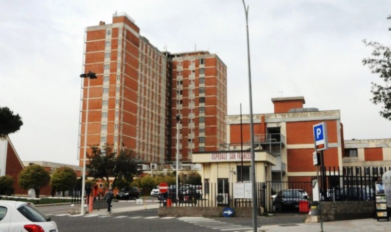 Precipita dal quarto piano, giallo sulla morte di una 22enne romana a Bosa: a casa con lei l’ex fidanzato