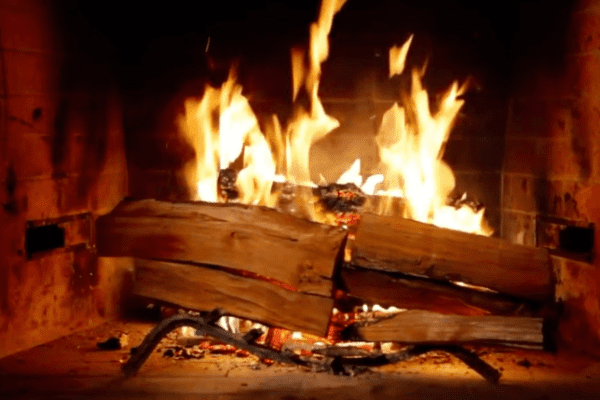 Bimbo muore ustionato dopo aver gettato alcool nel camino: ritorno di fiamma devastante