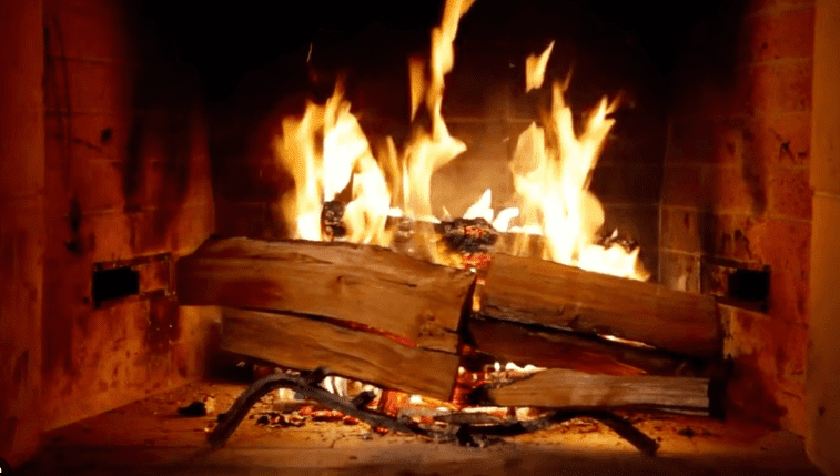Bimbo muore ustionato dopo aver gettato alcool nel camino: ritorno di fiamma devastante