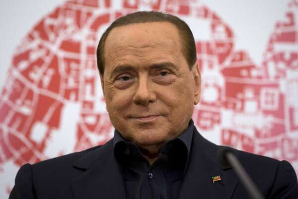 Per Berlusconi prima notte nel reparto di degenza ordinaria, il bollettino medico: “Proseguono le cure”