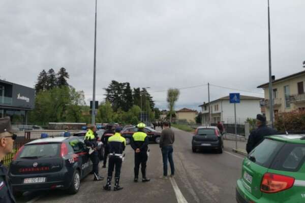 Sparatoria nel Vicentino, sfila l’arma a un carabiniere e ferisce un vigile: ucciso nello scontro a fuoco