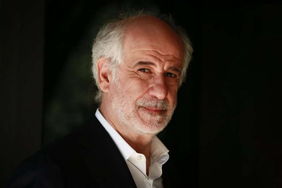 Toni Servillo, malore sul palco a Parigi durante lo spettacolo: ricoverato in ospedale