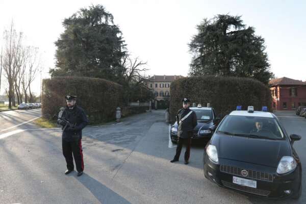 “Berlusconi è mio padre” e cerca di entrare nella villa di Arcore: fermato dai carabinieri