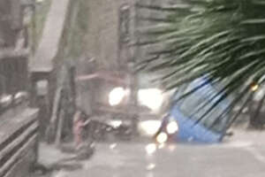 Bomba d’acqua su Napoli, auto finisce in una voragine: anziano salvato dai carabinieri con l’acqua fino alle gambe