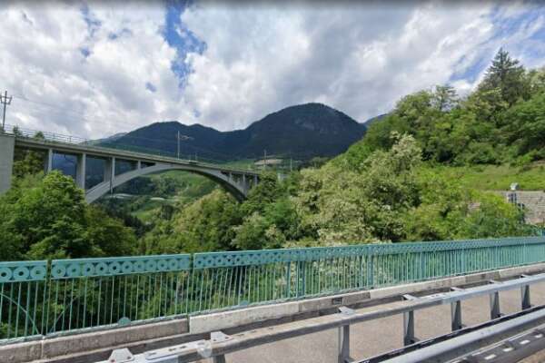 Trento, mamma salta giù dal ponte con in braccio il figlio di 4 anni. Volo di 90 metri, corpi recuperati nel torrente