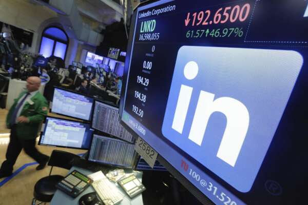 LinkedIn, la piattaforma per trovare lavoro licenzia i suoi dipendenti: saltano 716 posti e chiude l’app in Cina