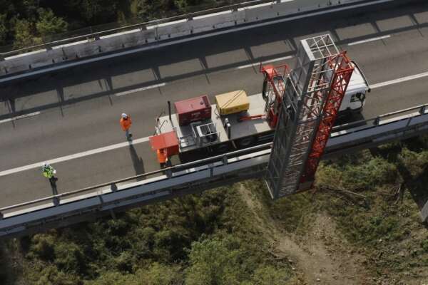 Incidente sul lavoro, operaio morto schiacciato a Genova: istruzioni d’uso della macchina sbagliate. Due manager indagati