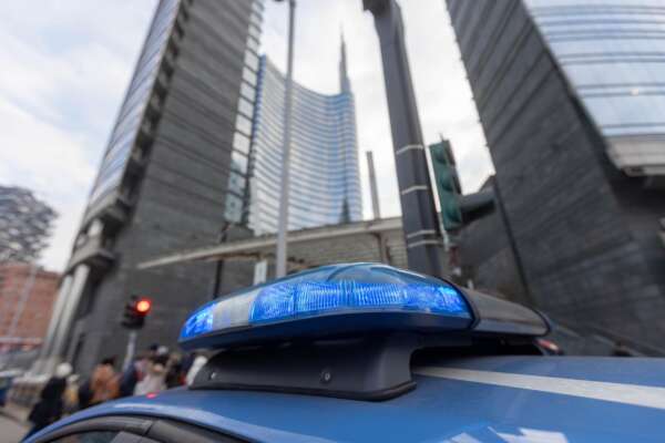 Milano, tenta di rapire un bimbo di due anni in piazza Gae Aulenti: il papà se ne accorge e blocca la ragazza di 21 anni