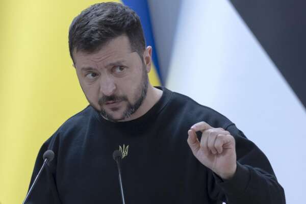 Ucraina, Londra frena: “Nessun piano sull’invio di jet militari a Kiev”. Zelensky vuole gli F16, nuove esplosioni a Luhansk