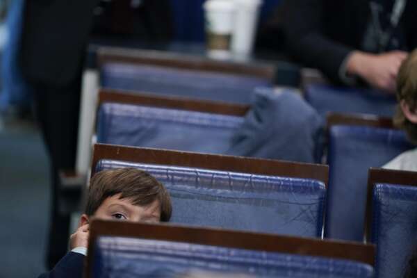 Roma, pedofilia: arrestato docente di religione. Da anni avrebbe molestato bambini durante le gite scolastiche. Regali costosi per non farli parlare