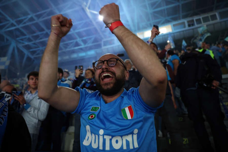 Foto Alessandro Garofalo/LaPresse 05 Maggio 2023 Napoli, Italia sport calcio   –  Scudetto, Maxischermo al Maradona per Udinese-Napoli. Serie A TIM 2022/2023 – stadio Diego Armando Maradona Nella foto: tifosi Napoli festeggiano la vittoria del terzo scudetto4 Maggio, 2023 Naples, Italy sport soccer    – Italian Football Championship League A TIM 2022/2023 – Diego Armando Maradona stadium.Scudetto, Maxi screen at Maradona for Udinese-Naples.In the pic: Napoli fans celebrates