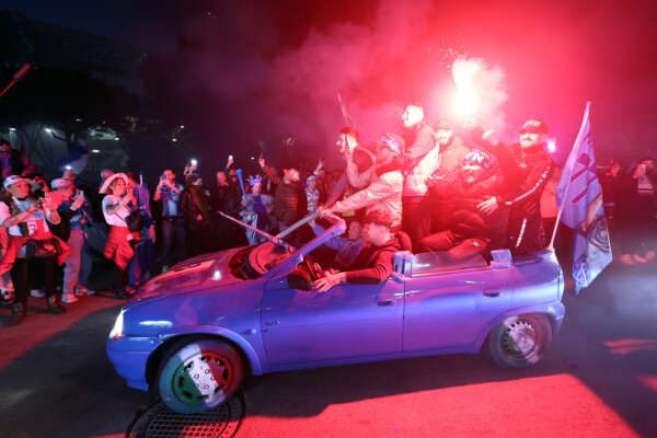 Foto Alessandro Garofalo/LaPresse 05 Maggio 2023 Napoli, Italia sport calcio   –  Scudetto, Serie A TIM 2022/2023 – Festa scudetto, Napoli campione d’Italia – La festa a Napoli – Nella foto: tifosi Napoli 4 Maggio, 2023 Naples, Italy sport soccer    – Italian Football Championship League A Scudetto party, Naples champion of Italy – The party in NaplesIn the pic: Napoli fans