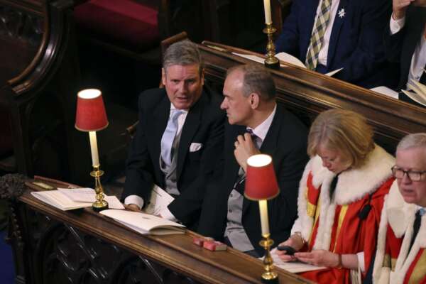 Re Carlo III, l’indifferenza degli scozzesi e l’ascesa dal partito laburista di Starmer