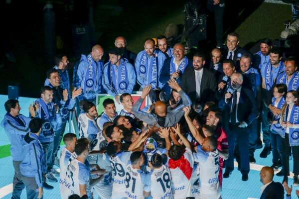 Foto Alessandro Garofalo/LaPresse 07 maggio 2023 – Salerno, Italia – sport, calcio – Napoli vs Fiorentina – Campionato italiano di calcio Serie A TIM 2022/2023 – Stadio Diego Armando Maradona. Nella foto: Allenatore Luciano Spalletti (SSC Napoli)

May 07, 2023 Napoli, Italy – sport, calcio – Napoli vs Fiorentina – Italian Serie A Football Championship 2022/2023 – Diego Armando Maradona Stadium. In the pic: coach Luciano Spalletti (SSC Napoli)