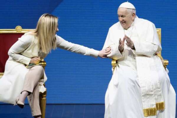 Papa Francesco sgrida una signora: “Mi dice “benedica il mio bambino”, ma era un cagnolino”
