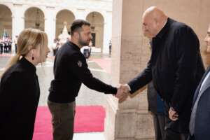 Zelensky a Roma: “Russia non vuole la pace, Italia è dalla parte giusta”. Meloni: “Ucraina combatte per l’Europa”